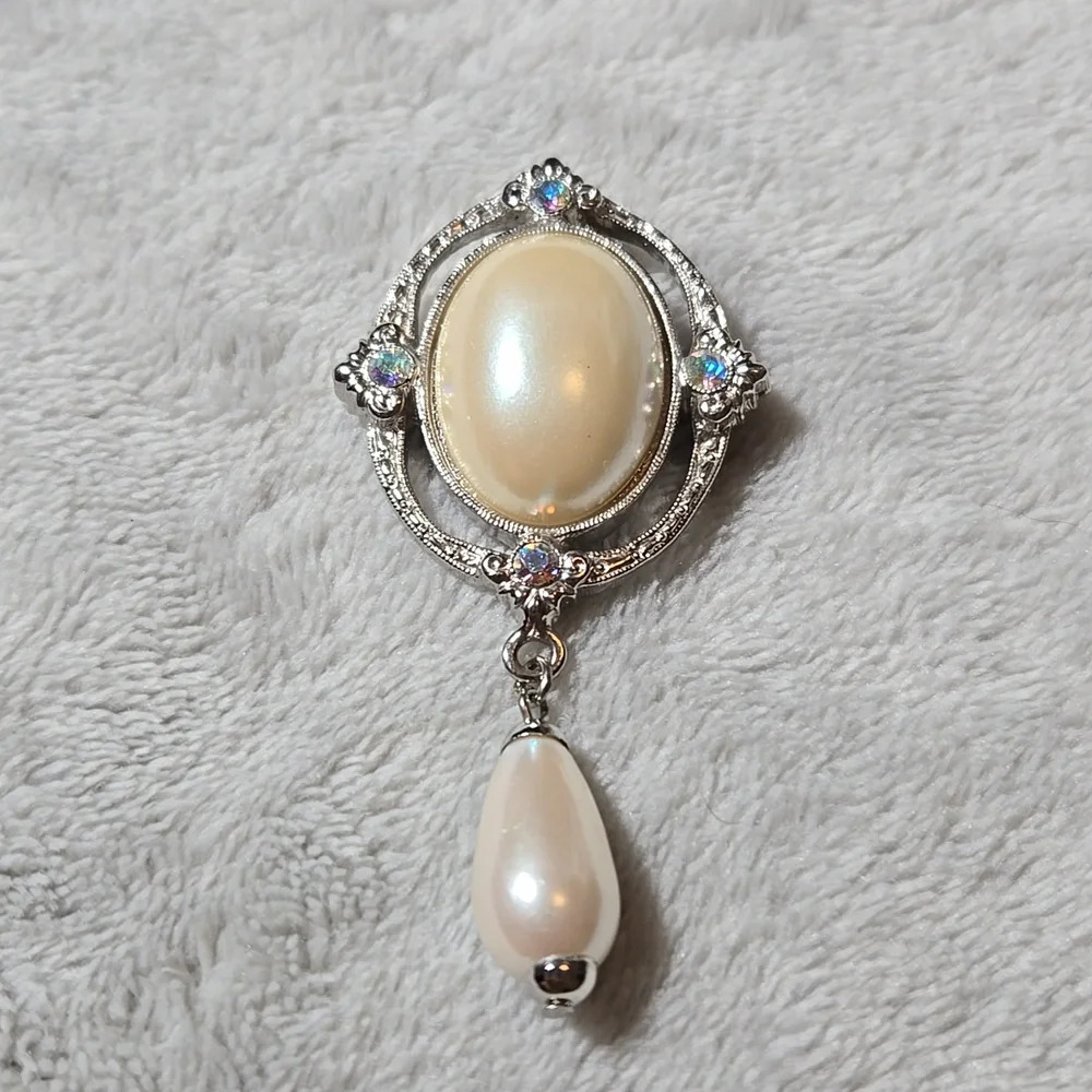#468 Vintage Silver tone Brooch